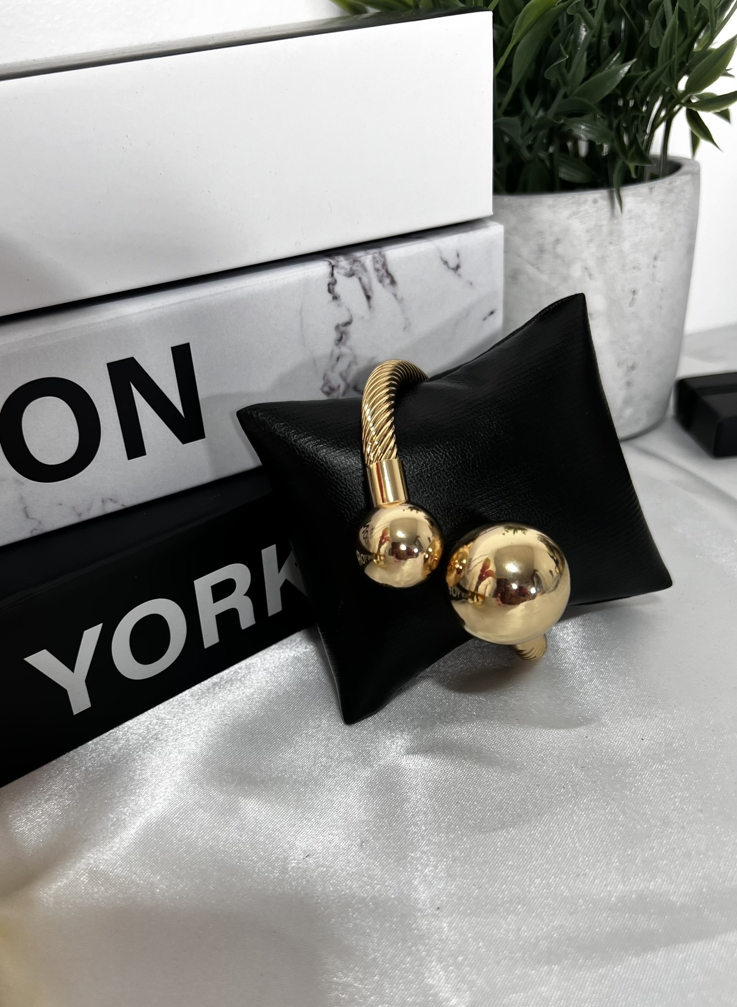 IMG_8251 Luxurious gold-tone stainless steel bracelet - Image 1