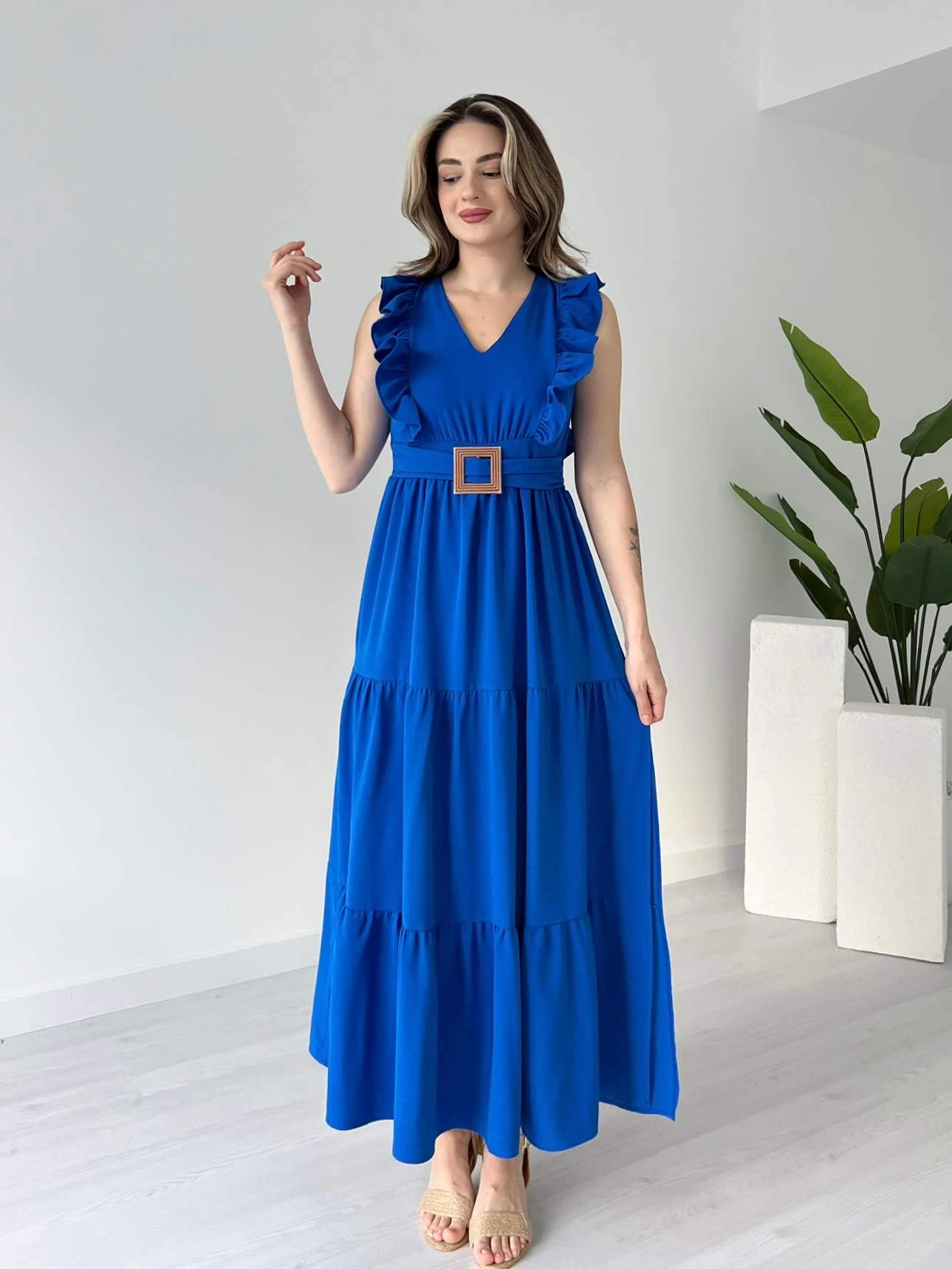 kol-firfirli-yirtmacli-uzun-elbise-3 Vibrant Royal Blue Ruffle Maxi Dress - Image 1
